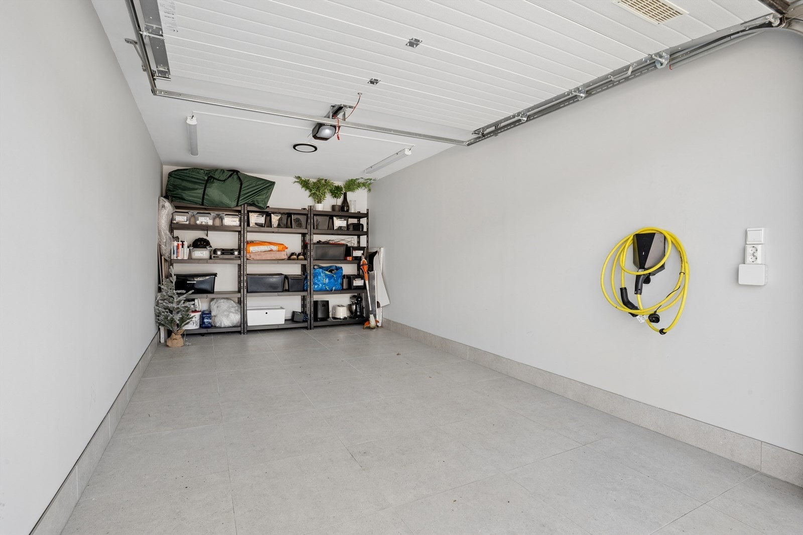 Garasjen på 17 m² er integrert i boligen og har direkte adkomst fra fellesarealet. Galleribilde