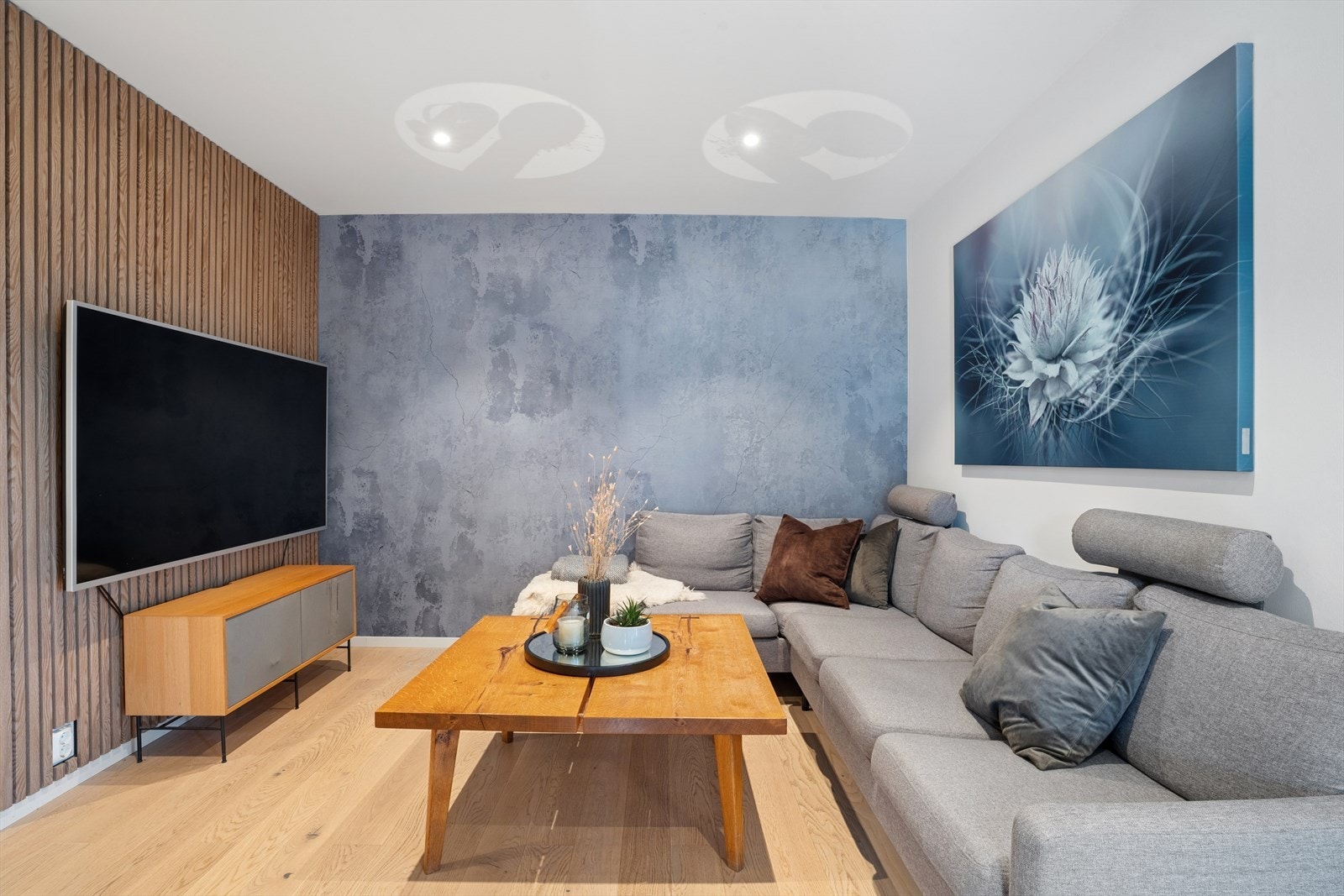 Stuen har flere soner, med god plass til både sofagruppe og mediamøbler. Galleribilde
