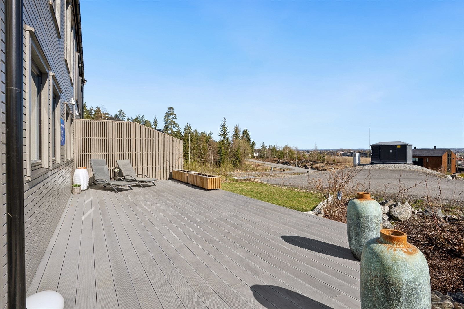 Terrassen på hele 61 m²gir rikelig med plass for flere sittegrupper og utemøblement. Galleribilde