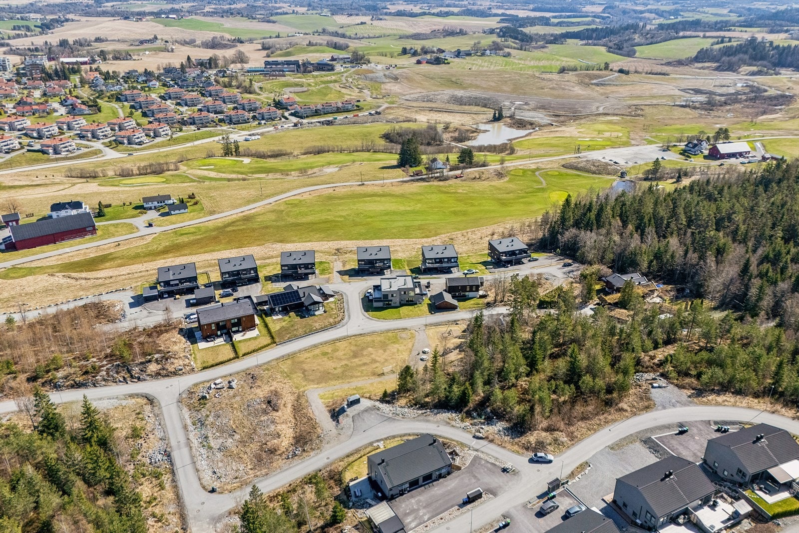 Området byr på nærhet til natur og rekreasjonsområder som Romeriksåsen, med et stort nettverk av turstier. Galleribilde