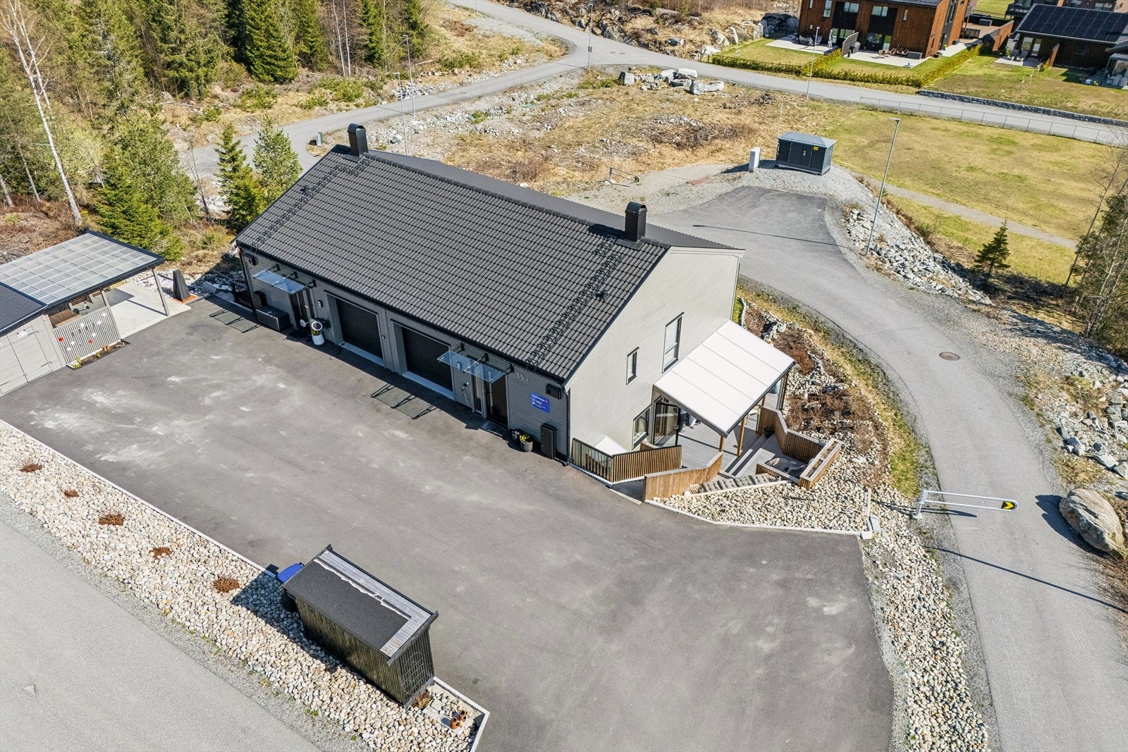 Eiendommen ligger høyt og fritt i et nyere boligfelt i Gjerdrum, med gode solforhold og utsikt. Galleribilde