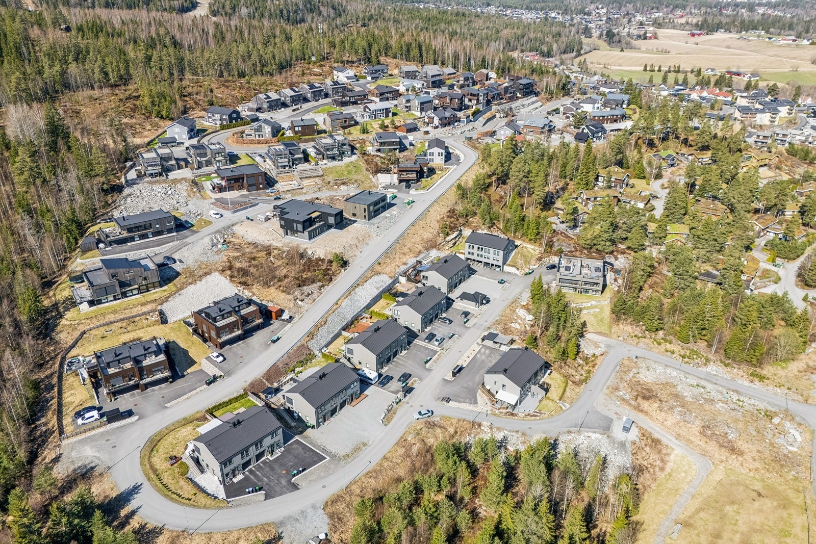Familievennlig område med kort vei til alt man trenger i hverdagen som barnehager og skoler, i tillegg til Ask sentrum med dagligvarebutikker og kollektivtransport. Galleribilde
