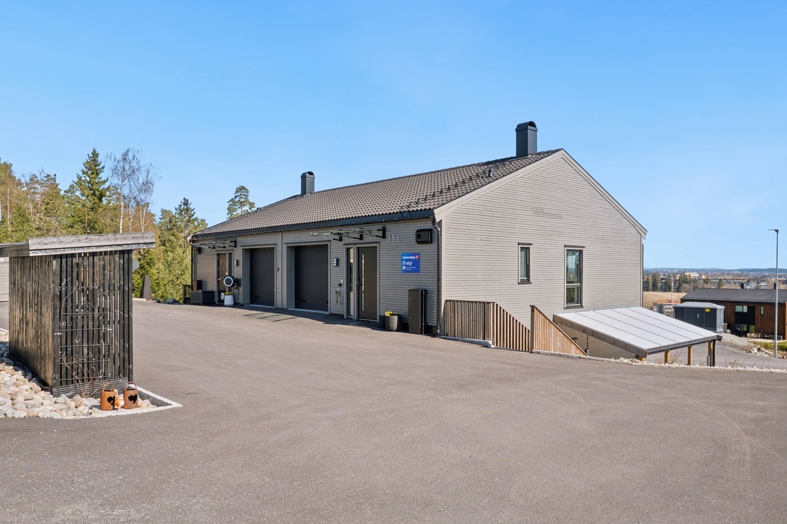 Gårdsplassen er asfaltert med enkel adkomst til både inngangsdør og garasje. Galleribilde