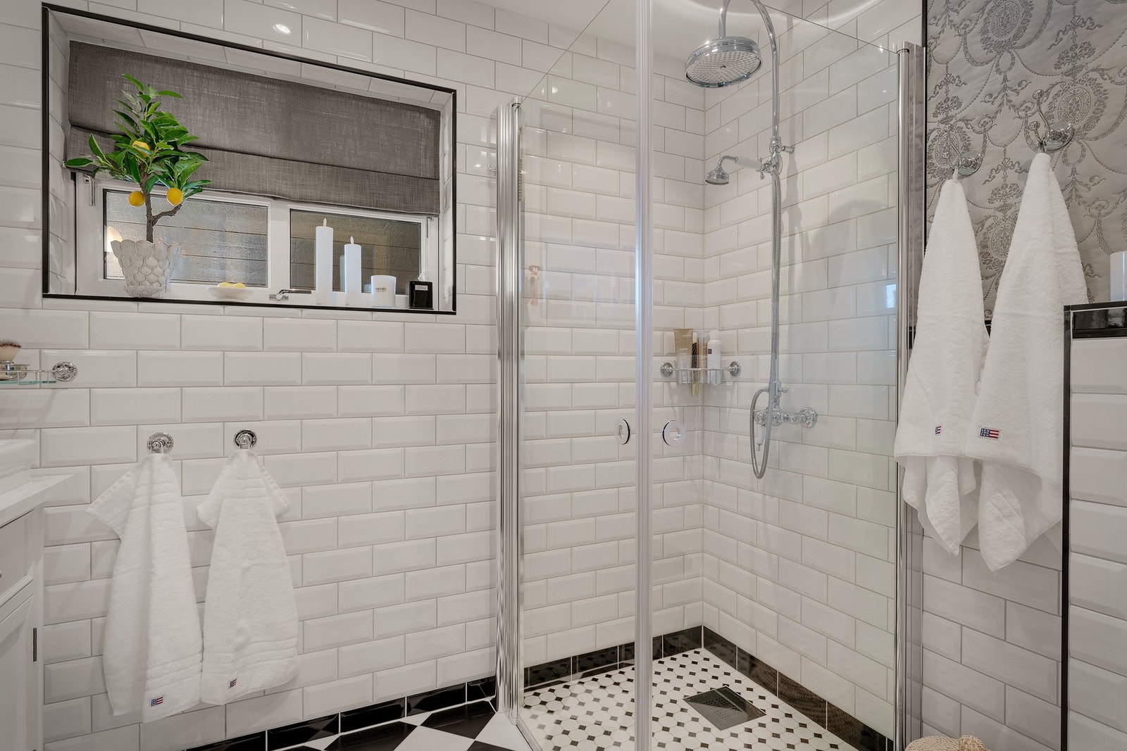 - Badet inneholder: Vegghengt toalett, to stk. helstøpte servanter, skuffer under servant med profilerte fronter og dusjdører i klart glass - Galleribilde