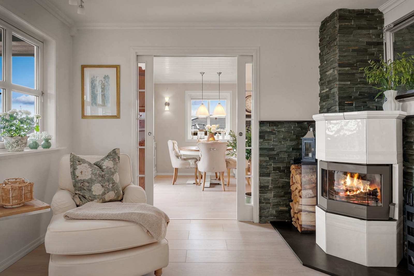 - Skyvedører med glassfelt sørger for at lyset flyter fritt mellom rommene, samtidig som det stenger støyen fra rommene - Galleribilde