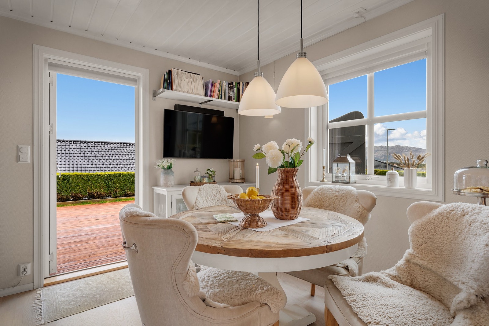 - Det er utgang til terrasse både fra stue og spsiestue, her er er veien kort for å dekke opp til middag ute i solen når godværet melder seg - Galleribilde