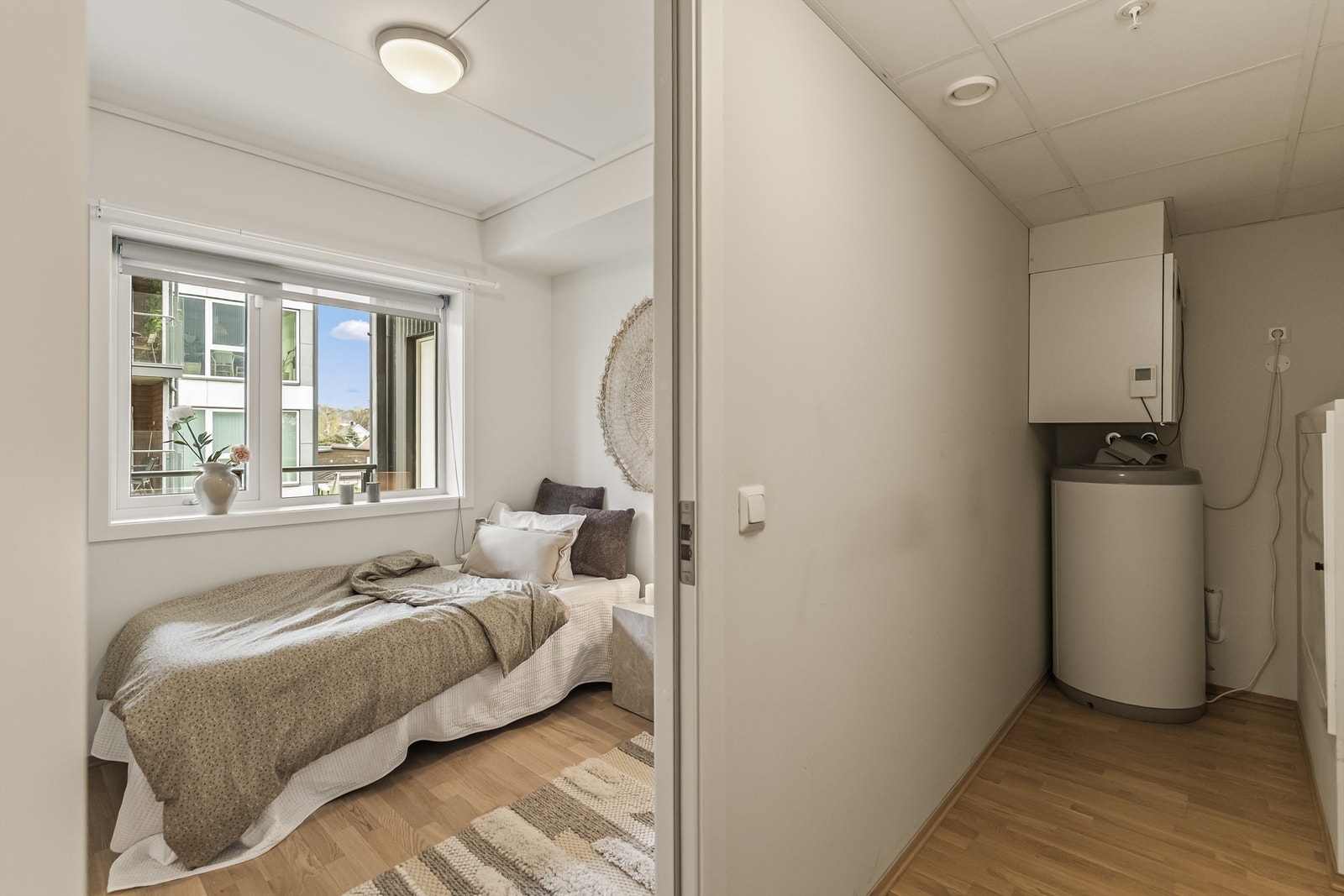 Det ene soverommet ligger praktisk til ved den innvendige boden. Kanskje ypperlig som egen walk-in garderobe? Galleribilde