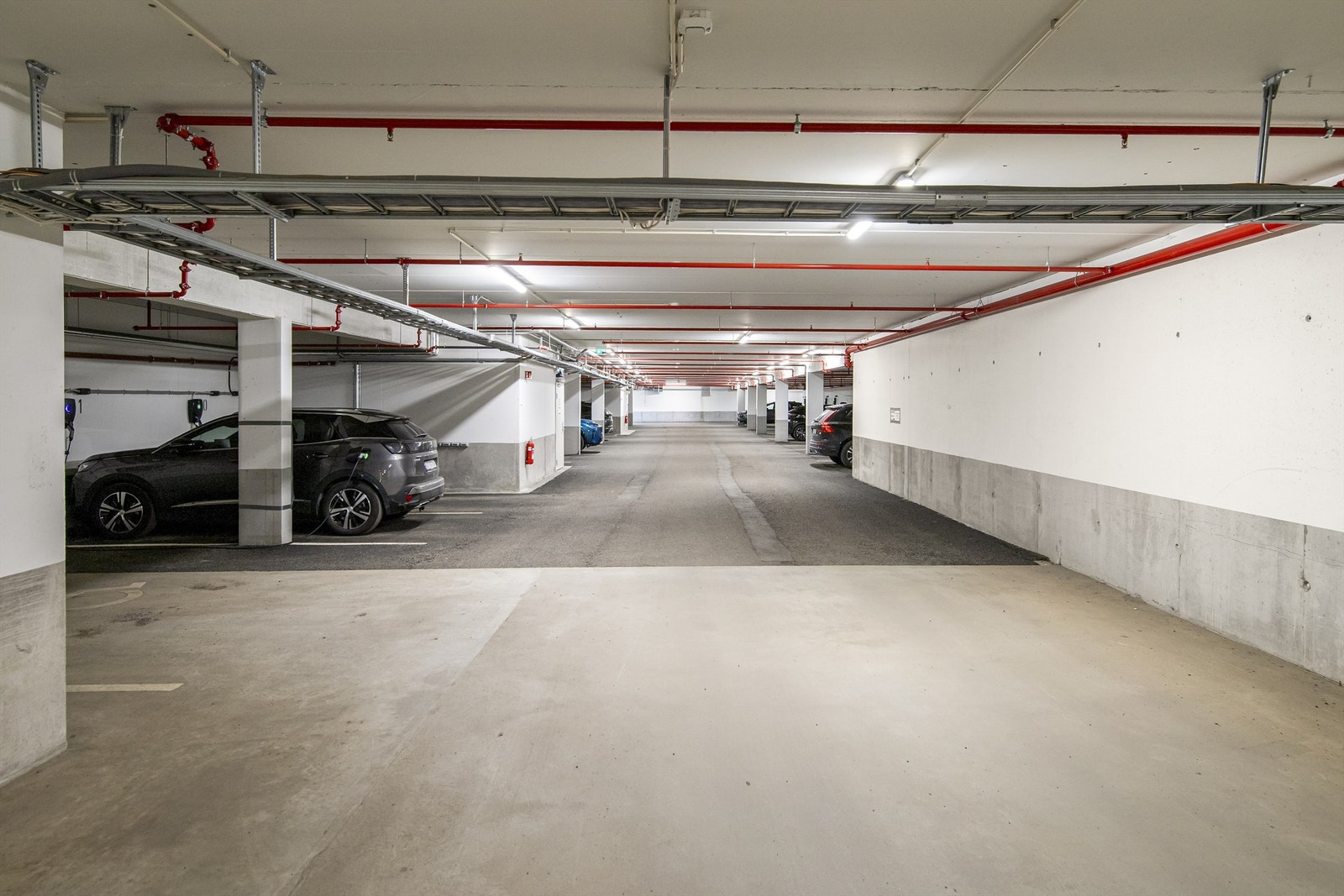 Det medfølger en fast parkeringsplass (nr. 12) i felles garasjeanlegg, komplett med elbillader. Galleribilde