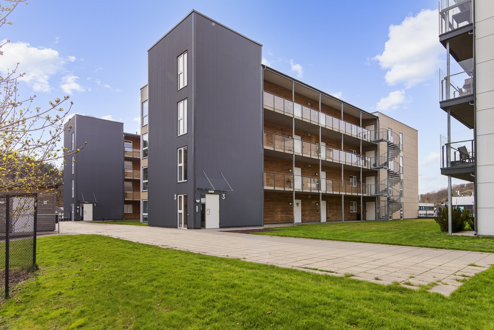 Bygget er fra 2020 og har heisadkomst fra garasjeanlegget og opp til leiligheten i 3. etasje. Galleribilde