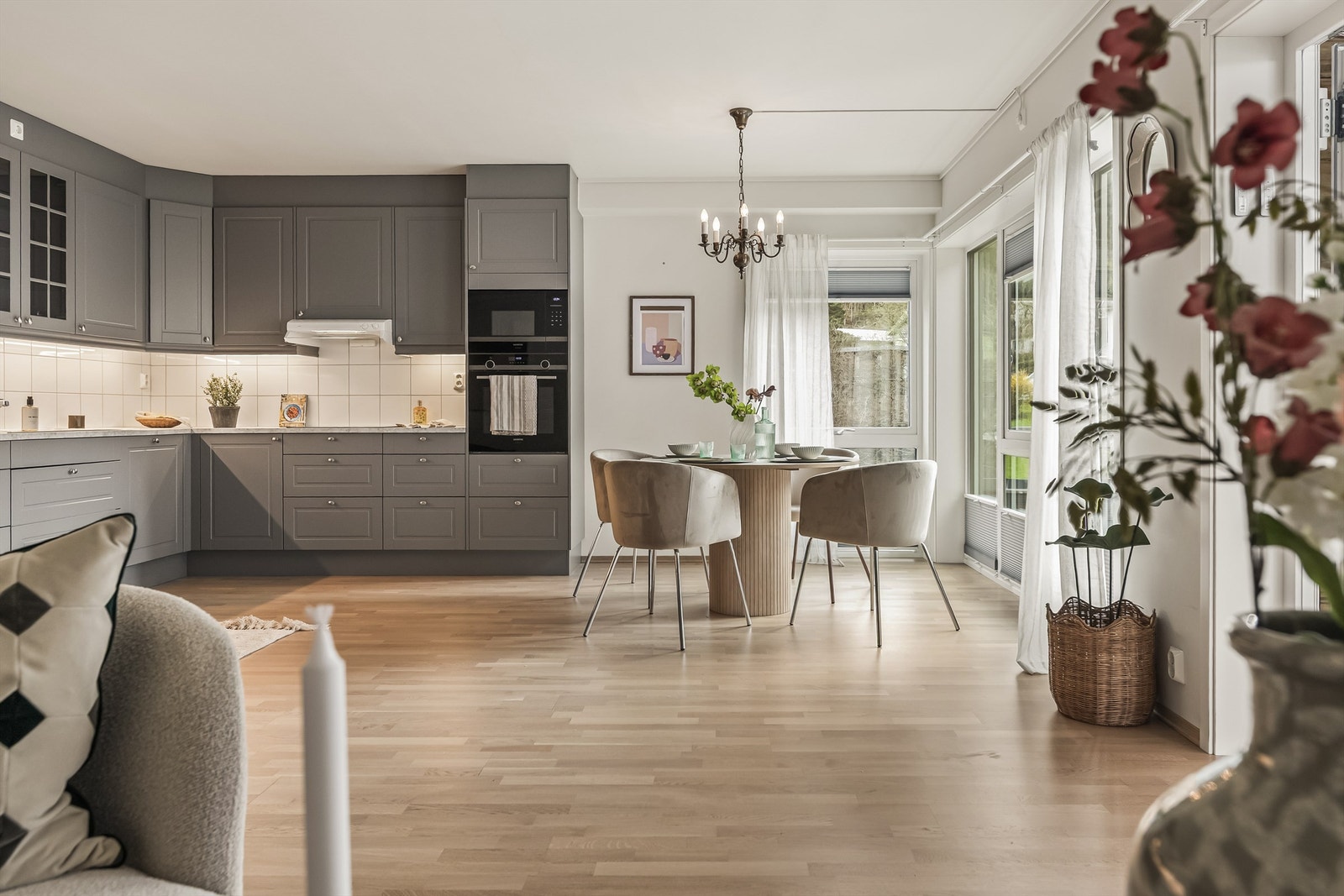 Leiligheten er utstyrt med balansert ventilasjon med varmegjenvinning, som sikrer et sunt inneklima. Galleribilde