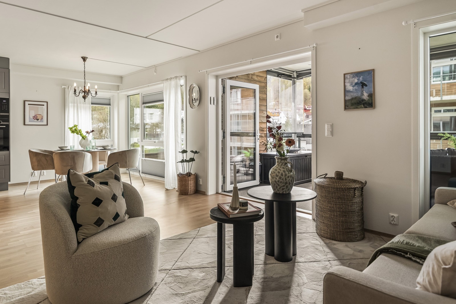 Leiligheten er gjennomgående og har en balansert og delikat fargepalett. Her kan dy flytte rett inn til en enklere hverdag. Galleribilde