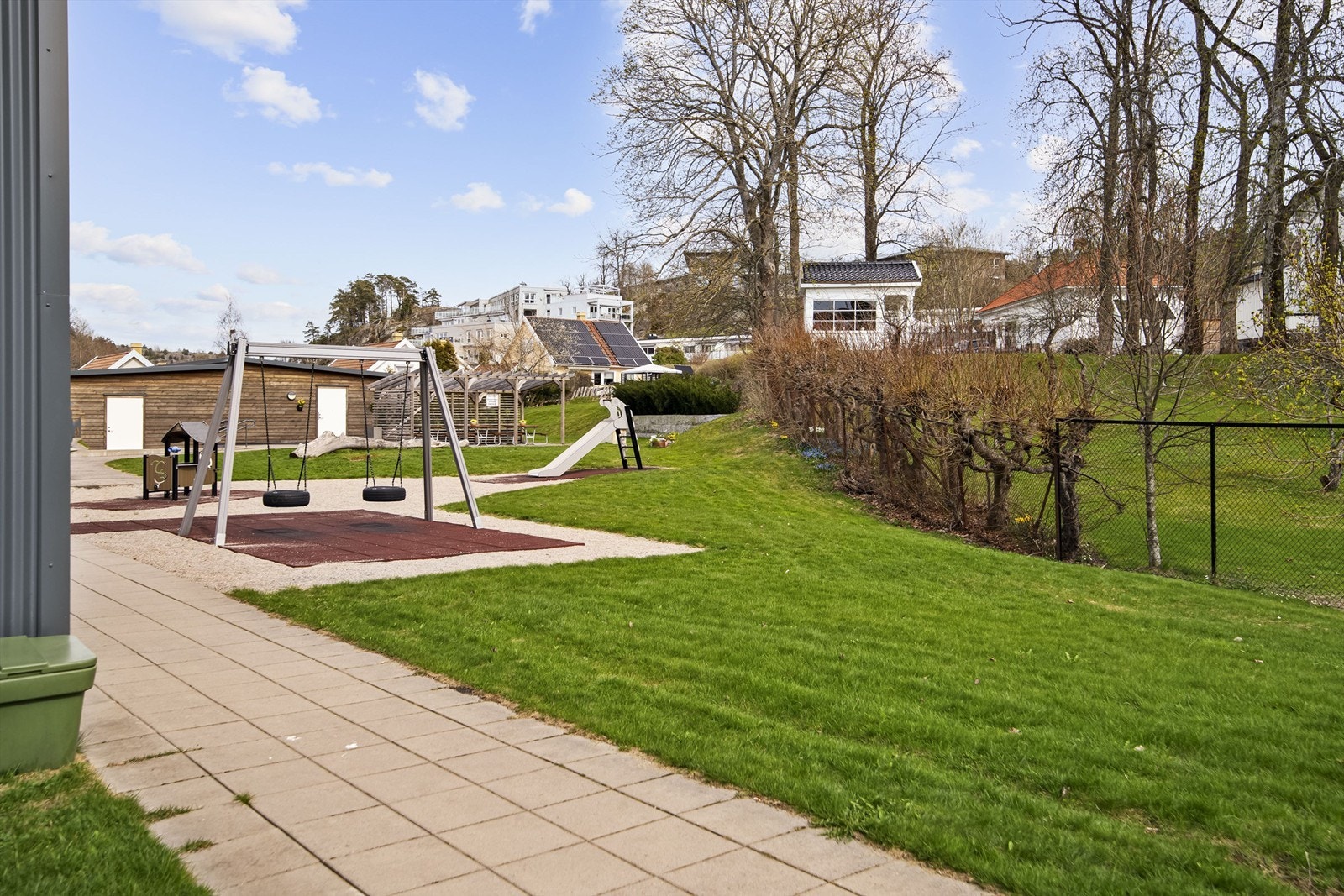 Borettslaget har hyggelige fellesarealer med plen, beplantning og lekeplass. Galleribilde