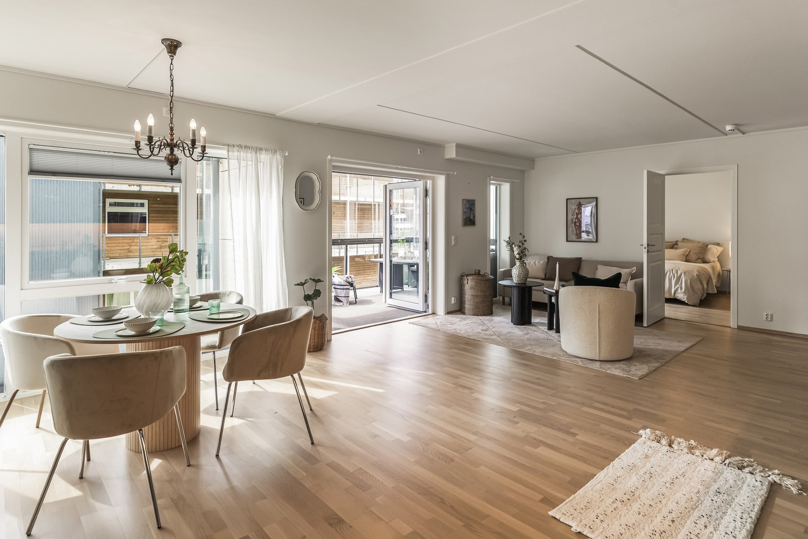 Store vindusflater og en åpen løsning bidrar til en lys og romslig følelse. Galleribilde