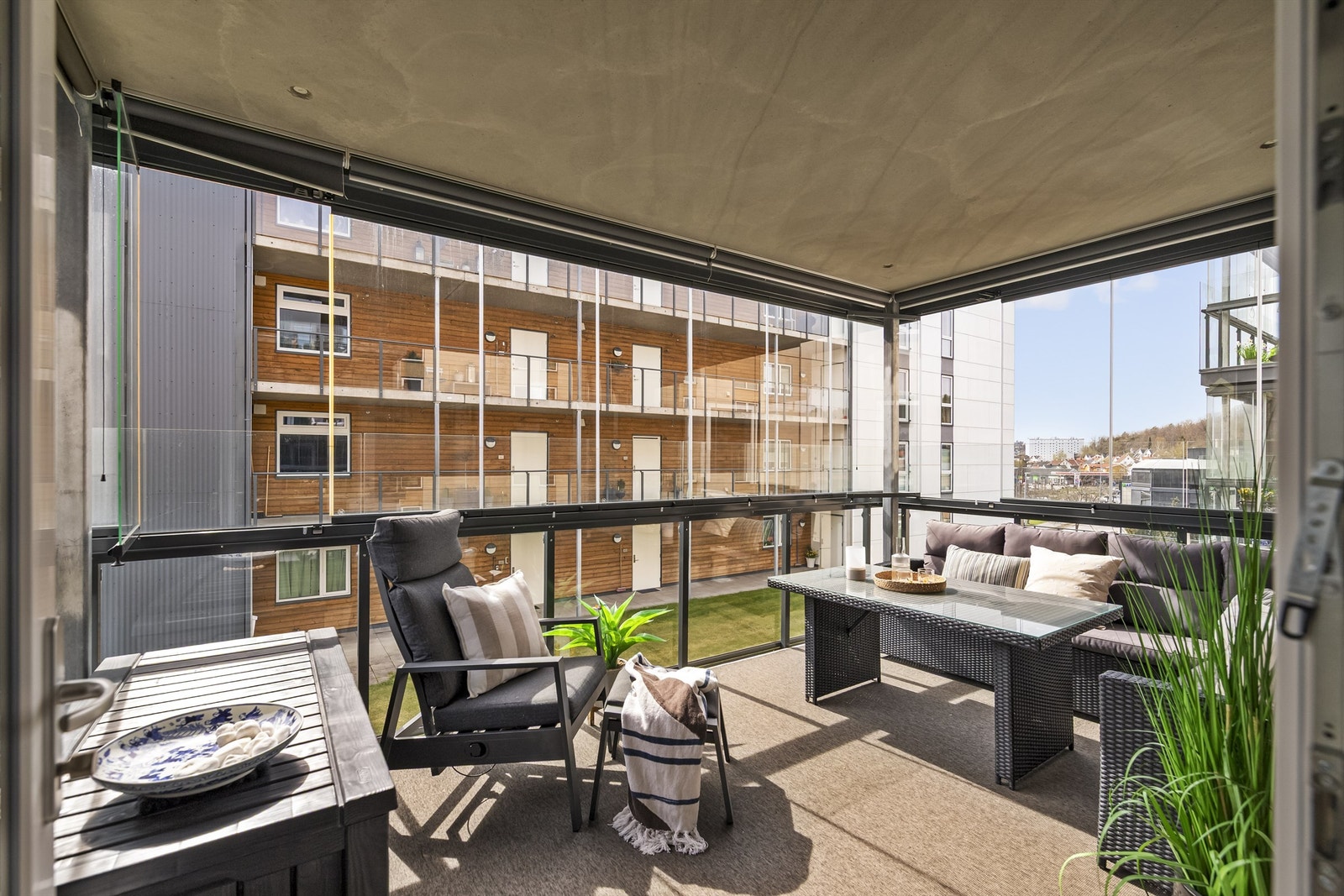 Fra stuen er det utgang til lys og sydvestvendte balkongen på 15 kvm. Balkongen er innglasset og utstyrt med terrassevarmere og elektrisk solskjerming, noe som utvider utesesongen. Galleribilde