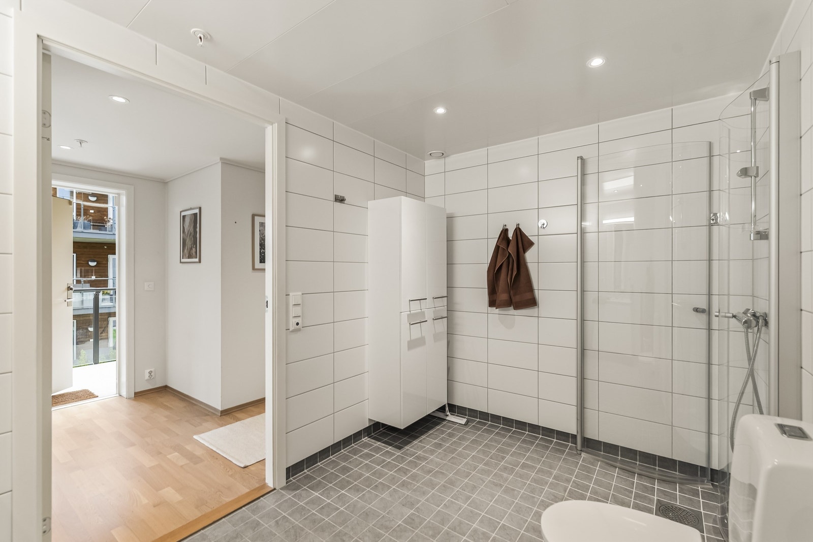 Badet har innfelte downlights i himlingen og mekanisk avtrekk. Galleribilde