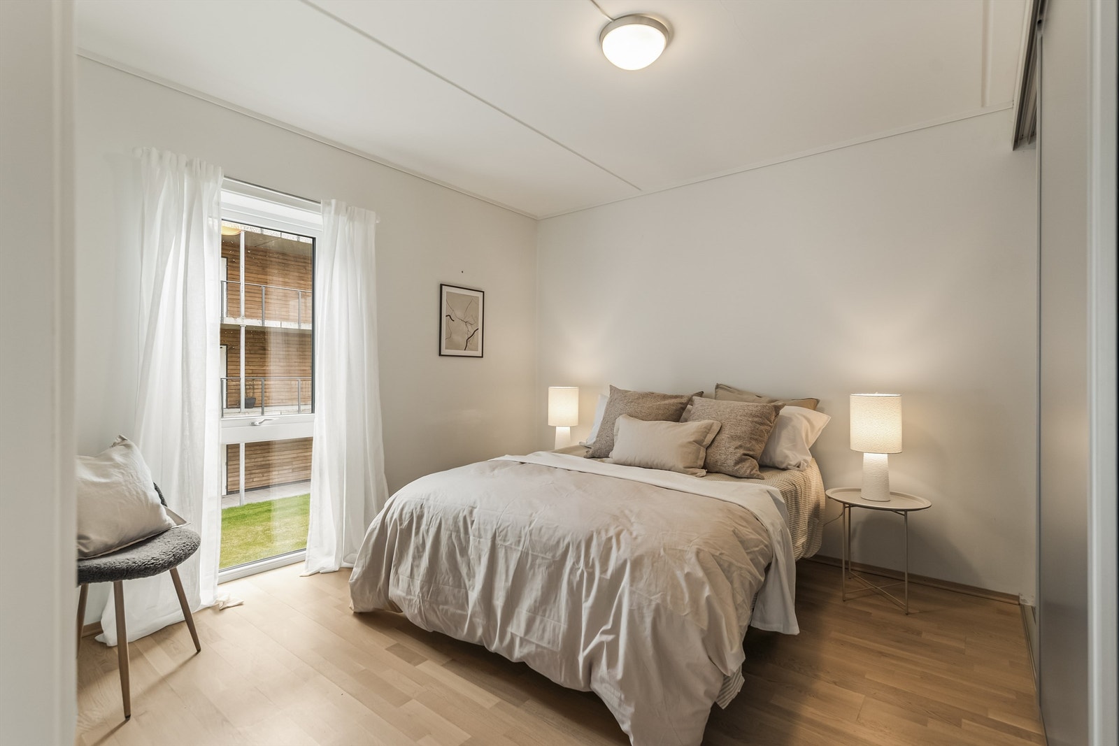 Hovedsoverommet har god plass til dobbeltseng og tilhørende møblement. Galleribilde