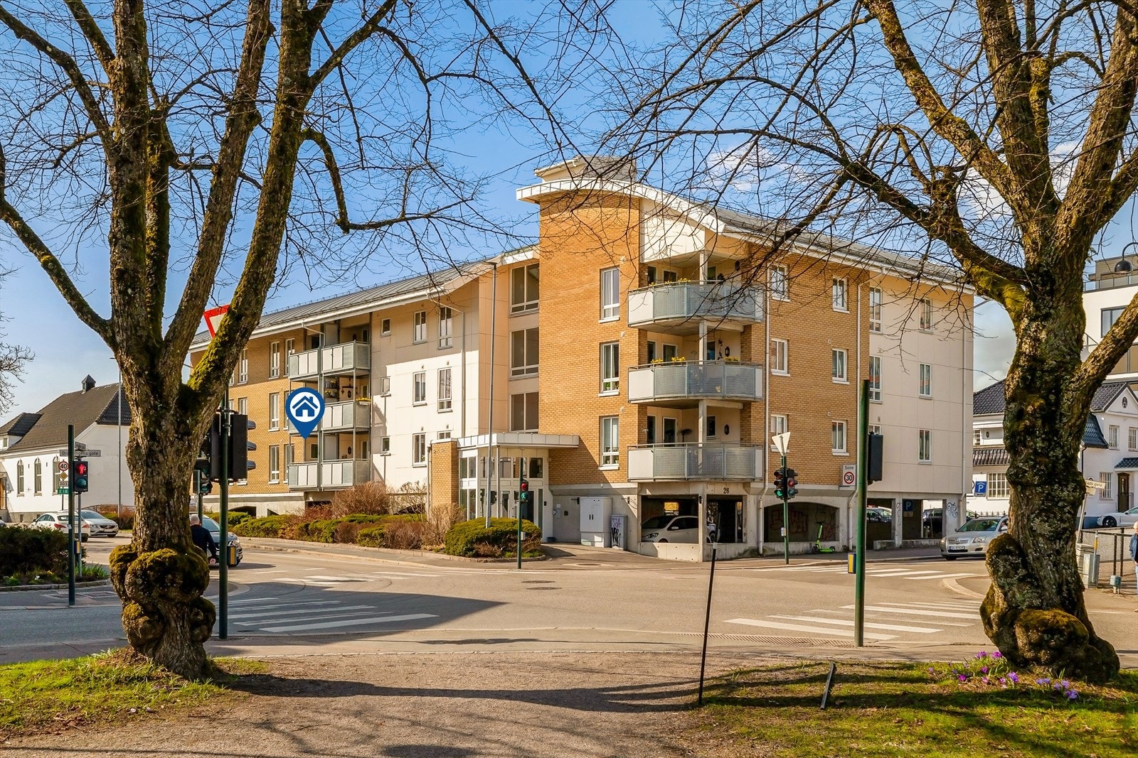 Dronningensgate borettslag er et boligbygg fra 2002 med fasader i teglstein og plater. Galleribilde