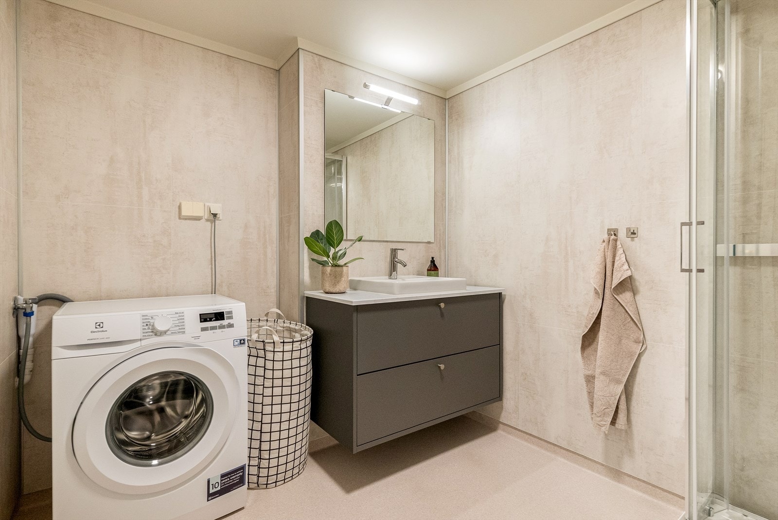 Badet ble renovert av fagfolk i 2024 i henhold til TEK17. Rommet har ny innredning med servant, dusjkabinett og opplegg for vaskemaskin. Galleribilde