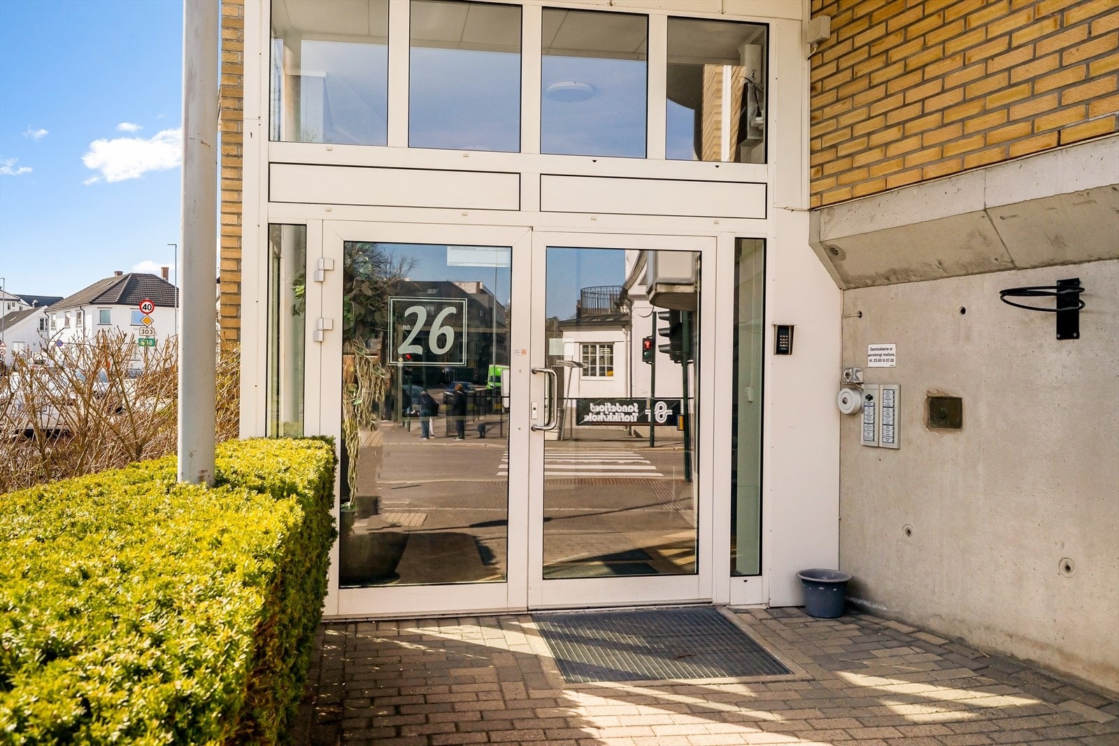 Bygget har en representativ og sikker hovedinngang med callinganlegg. Galleribilde