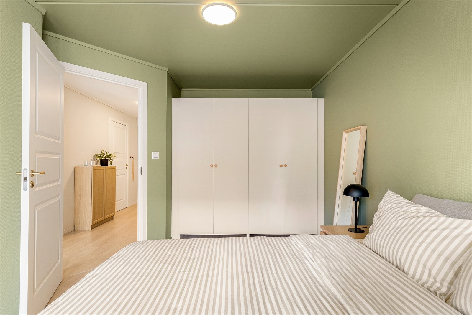 Soverommet har god plass til dobbeltseng og garderobeløsning. Galleribilde