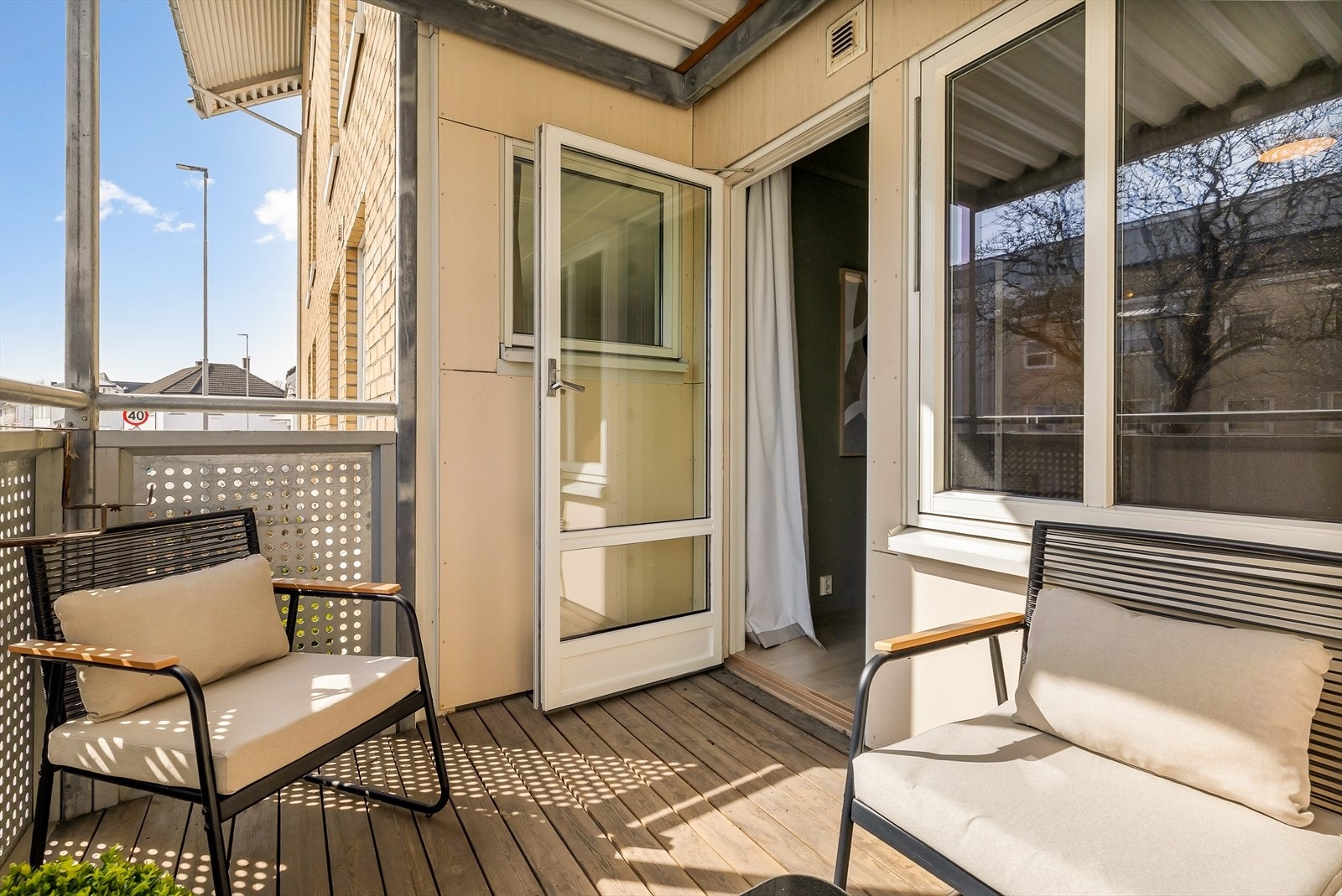 Fra soverommet er det utgang til en overbygd, sydvendt balkong på 5,4 m². Her er det god plass til en sittegruppe. Galleribilde