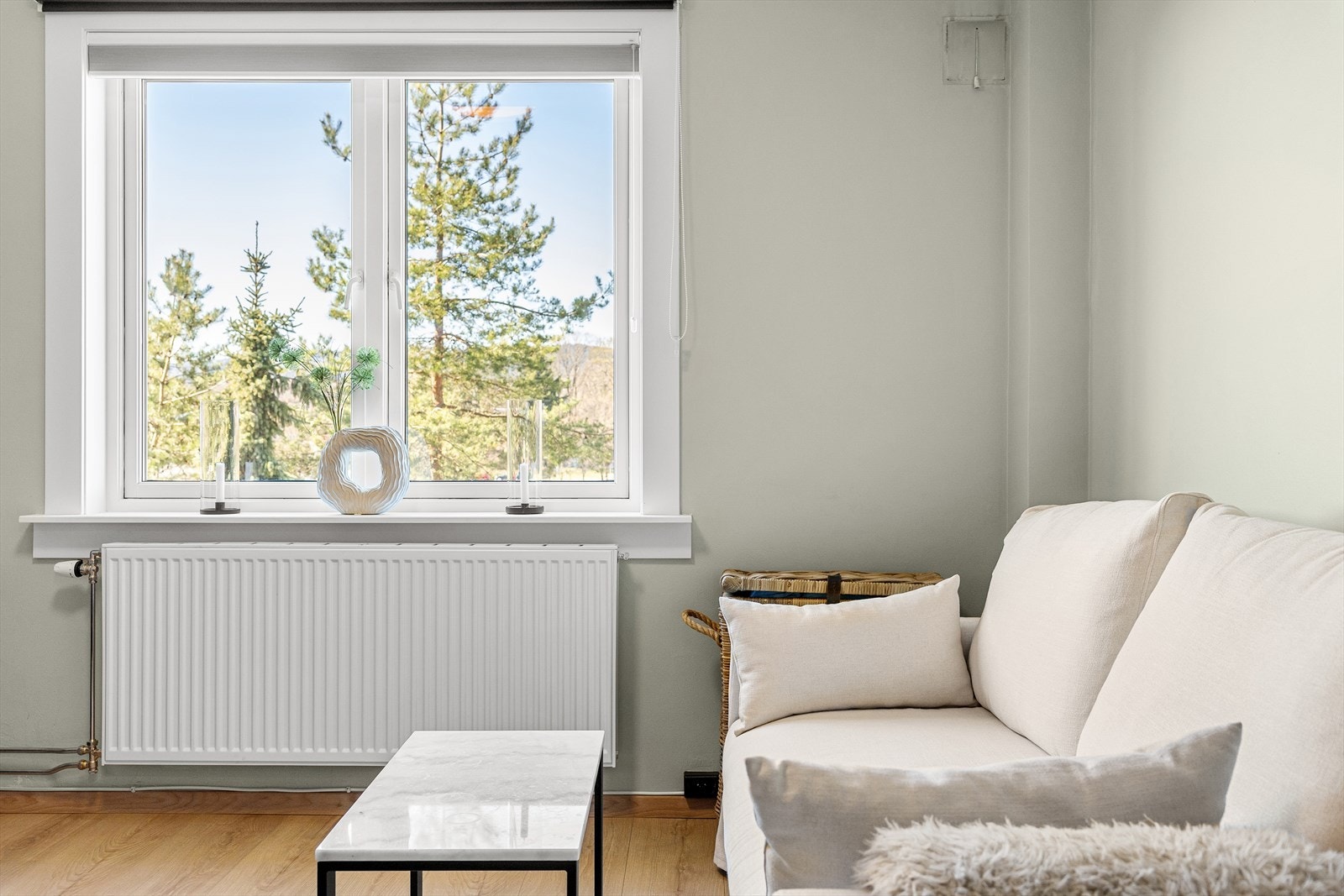 Store vindusflater slipper inn rikelig med naturlig lys, kombinert med en god takhøyde på 2,54 meter. Galleribilde