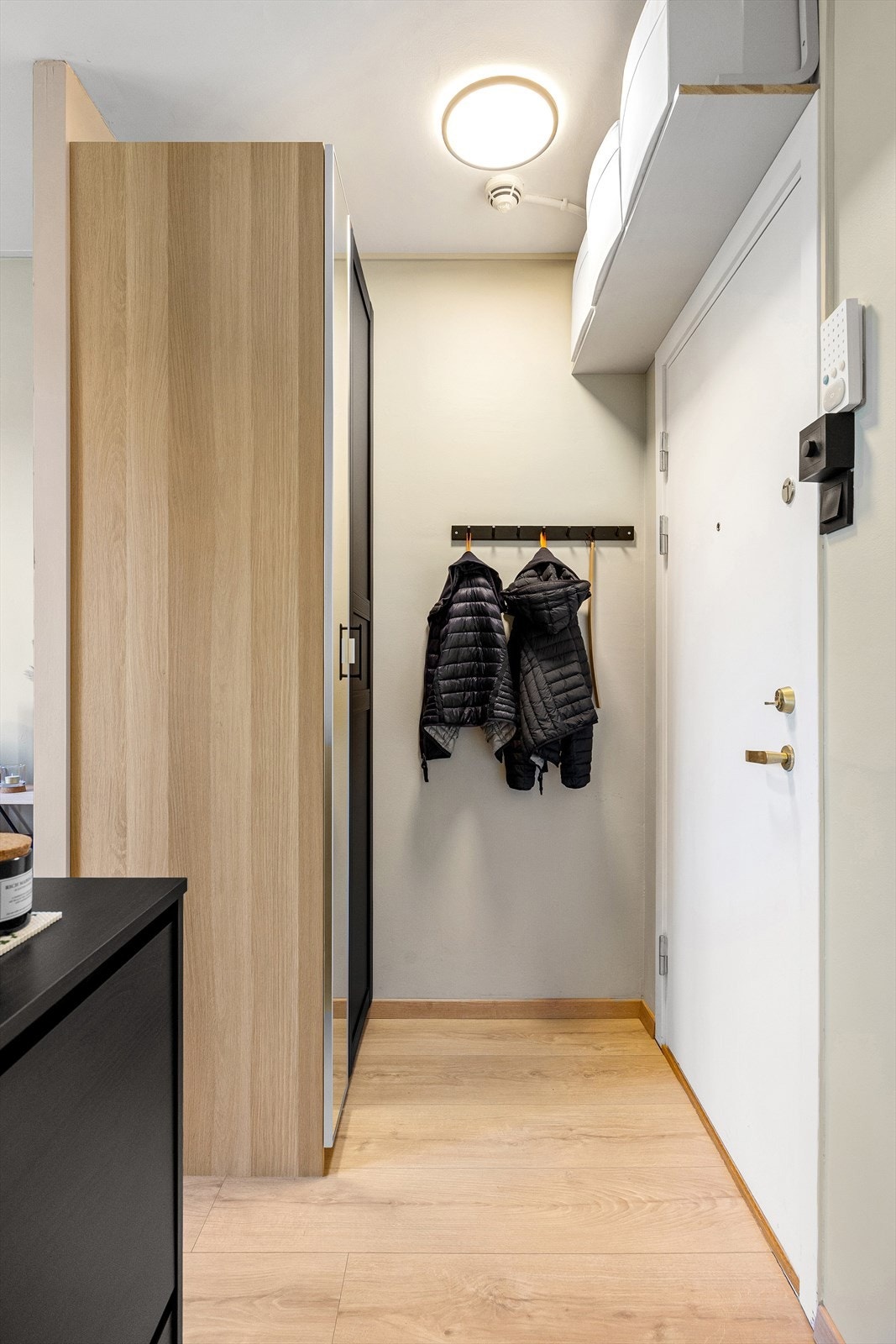 Åpen entré med god plass til oppbevaring av ytterklær og sko. Galleribilde