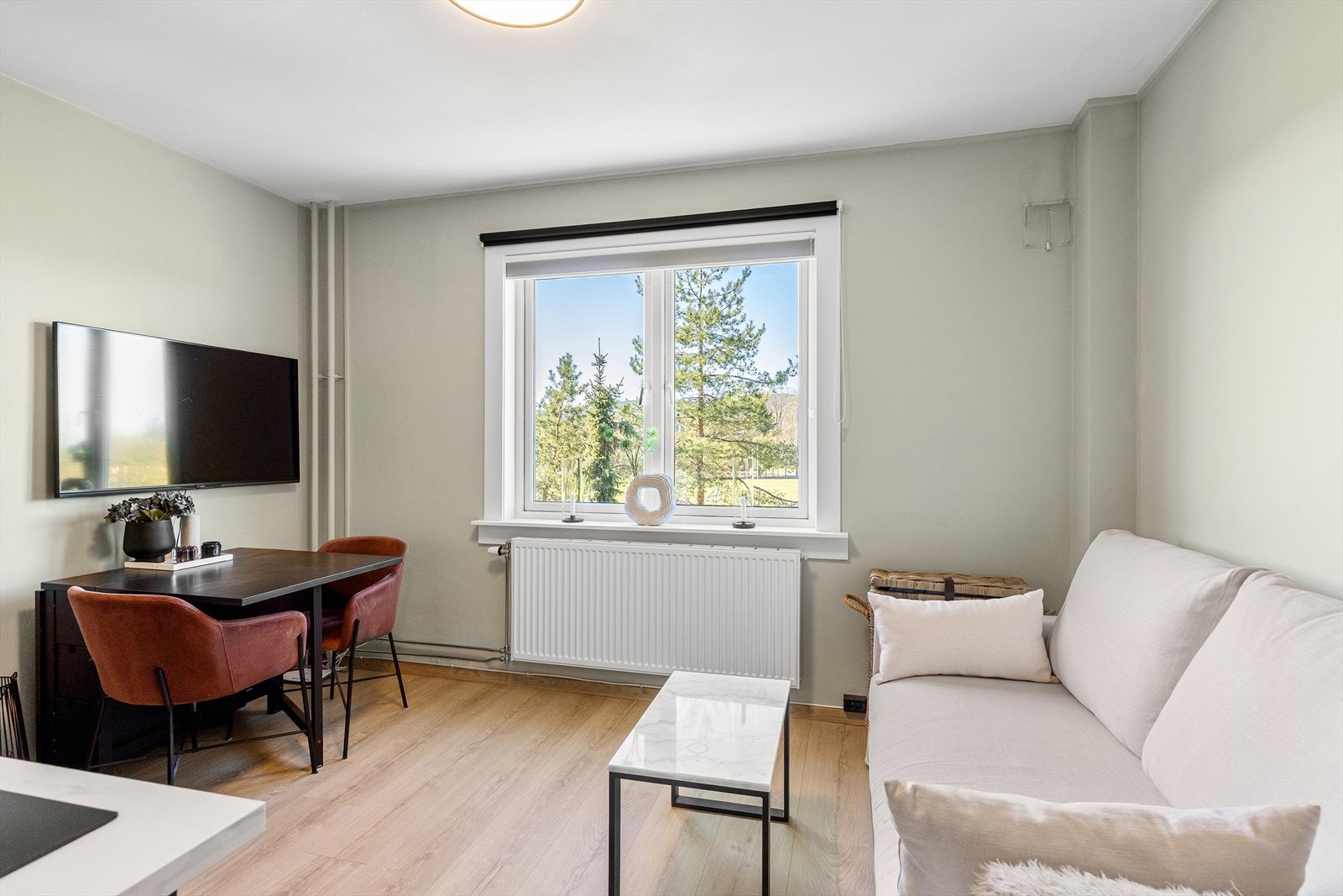 Lys og arealeffektiv stue som er enkel å møblere med både sofa- og TV-løsning. Galleribilde