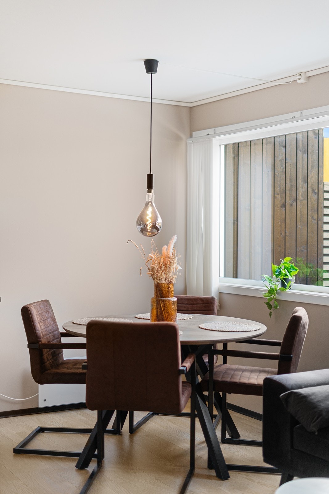 Det er en åpen stue- og kjøkkenløsning med god plass til både spisebord og sofagruppe. Galleribilde