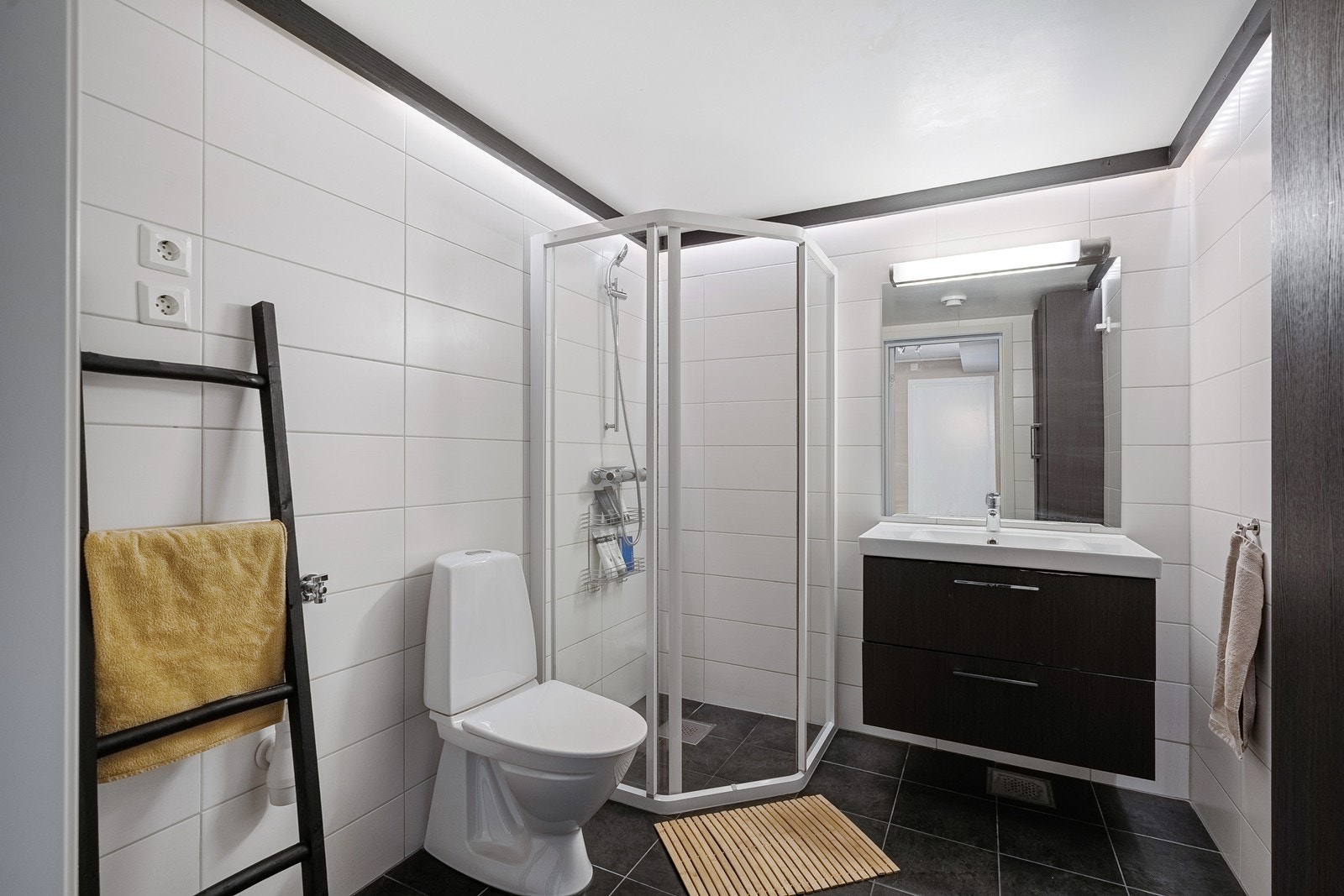 Badet er helfliset og har gulvvarme. Galleribilde