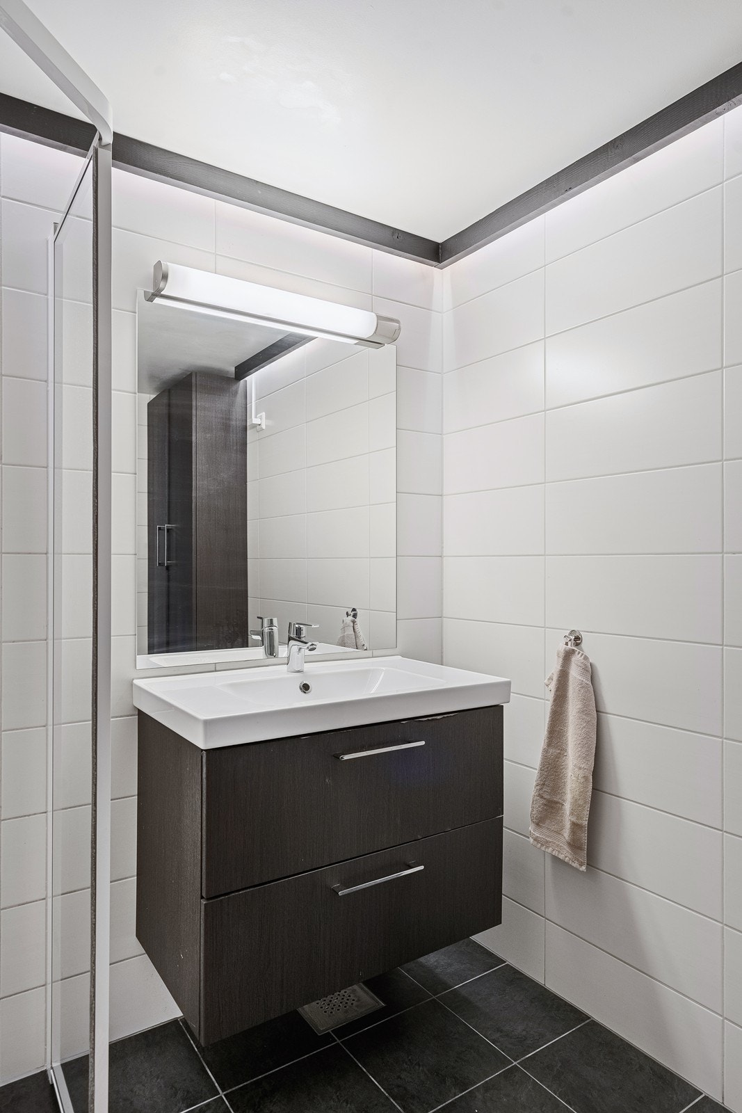Rommet har innredning med nedfelt servant, toalett, dusjhjørne med dusjvegger samt opplegg for vaskemaskin og tørketrommel. Galleribilde
