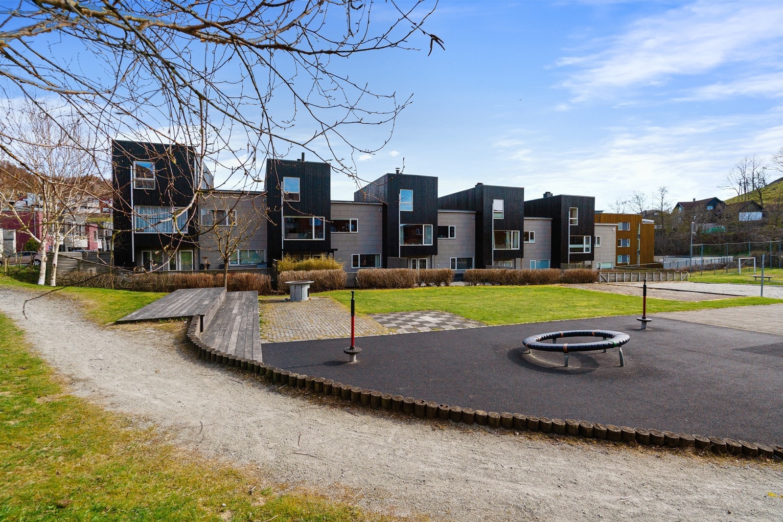 Leiligheten ligger i et etablert og familievennlig nabolag. Galleribilde