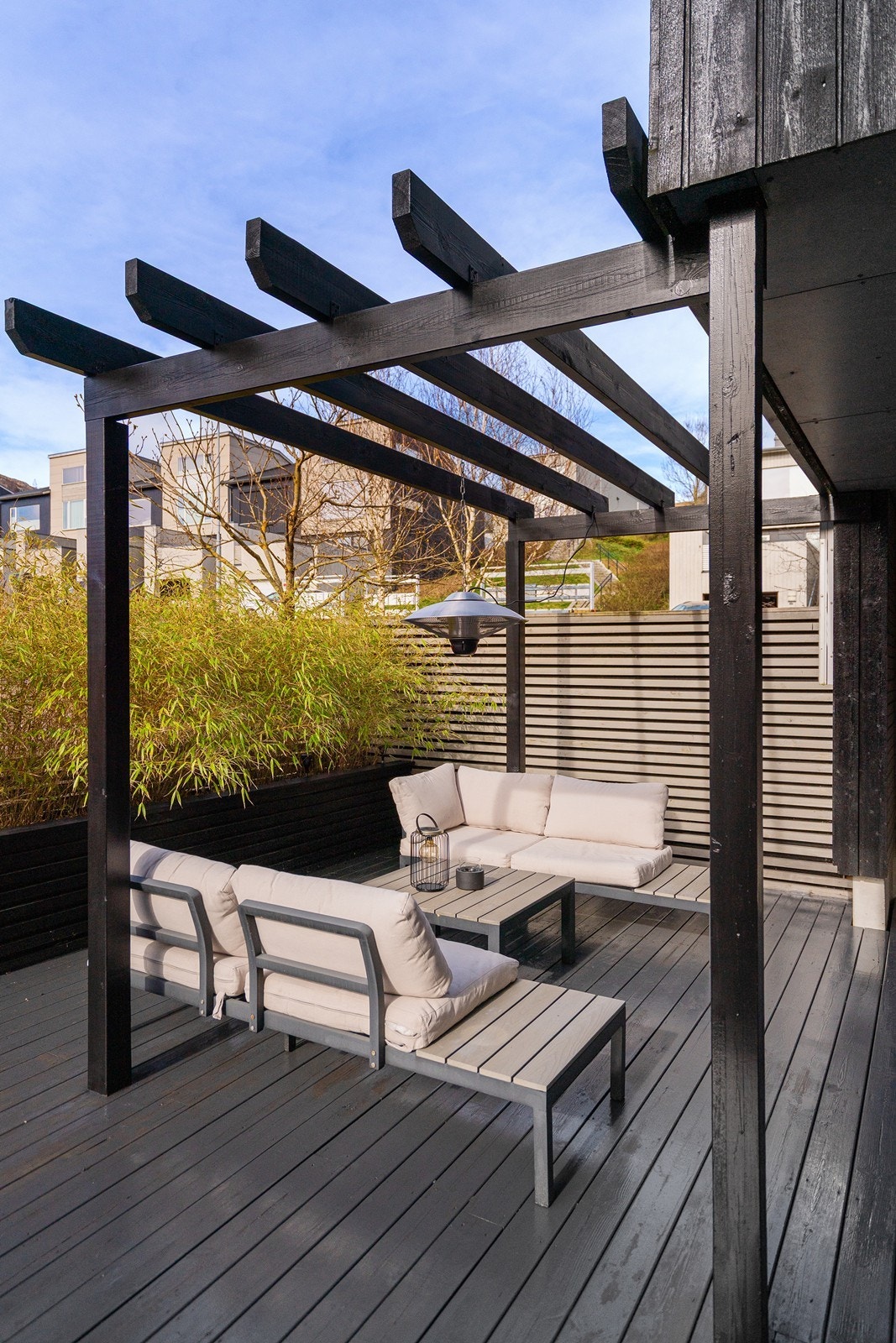 Fra stuen er det utgang til en delvis overbygget og skjermet terrasse. Galleribilde