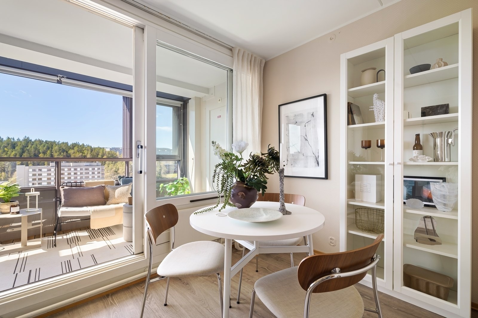 Den åpne løsningen gir en sosial sone hvor stue, spiseplass og uteplass henger sammen. Galleribilde