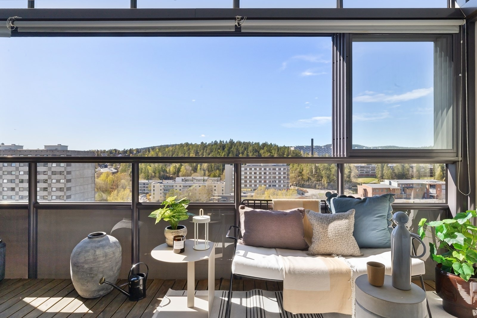 Herfra har du en åpen utsikt over grønne omgivelser, med kort vei til marka for tur og rekreasjon. Galleribilde