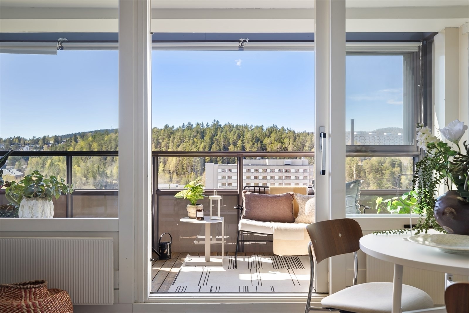 Den innglassede balkongen på nesten 10 m² fungerer som et ekstra rom store deler av året, og utvider leilighetens bruksareal betydelig. Galleribilde