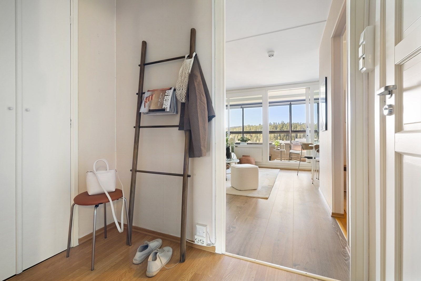 Entréen har plass til oppheng av yttertøy og gir adkomst til en praktisk innvendig bod. Galleribilde