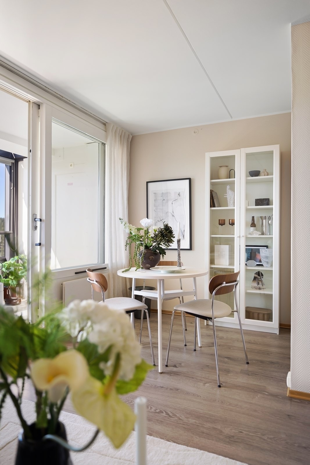 En lys og trivelig krok for måltider, med utsikt mot balkongen. Galleribilde