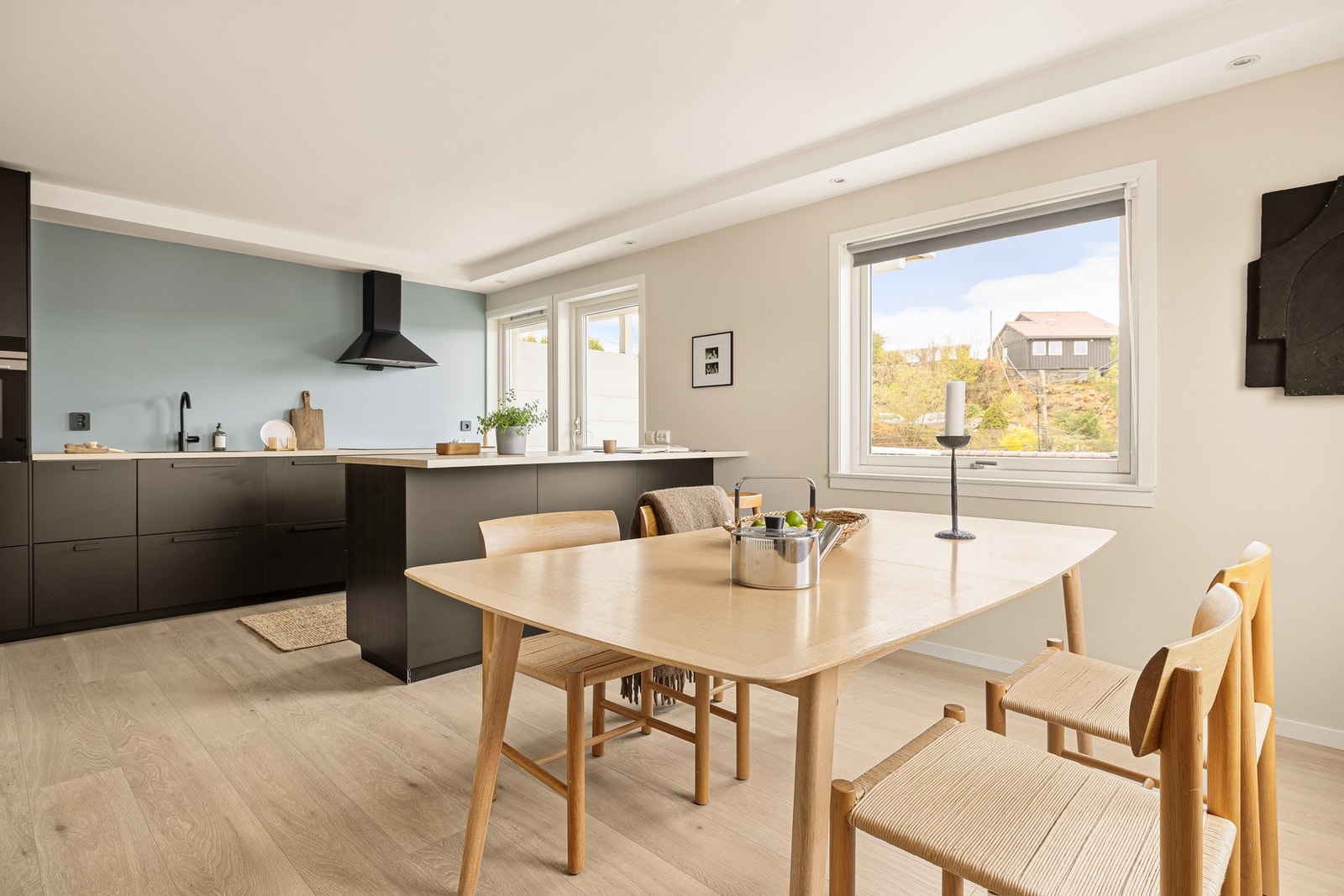 Fra entréen kommer vi inn til boligens naturlige samlingspunkt som er en åpen stue og kjøkkenløsning på ca. 22,8 kvm. Galleribilde