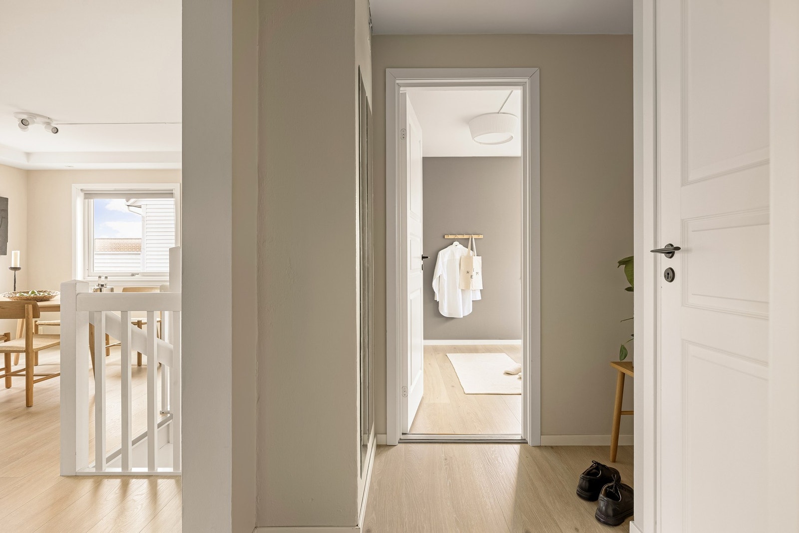 Trappen ligger i stuen som tar deg ned til underetasjen. Galleribilde