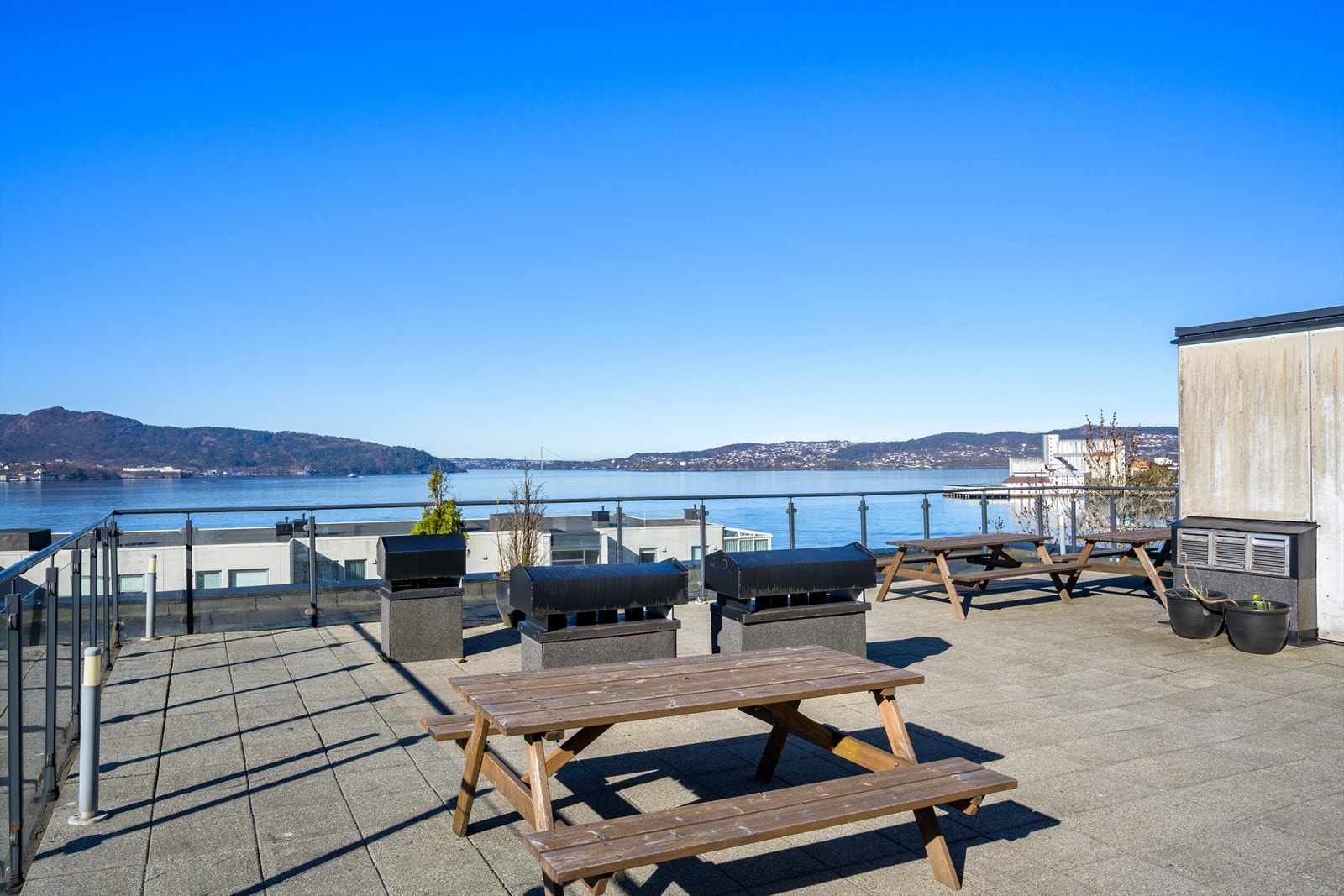 Nydelig felles takterrasse i sameiet. Galleribilde
