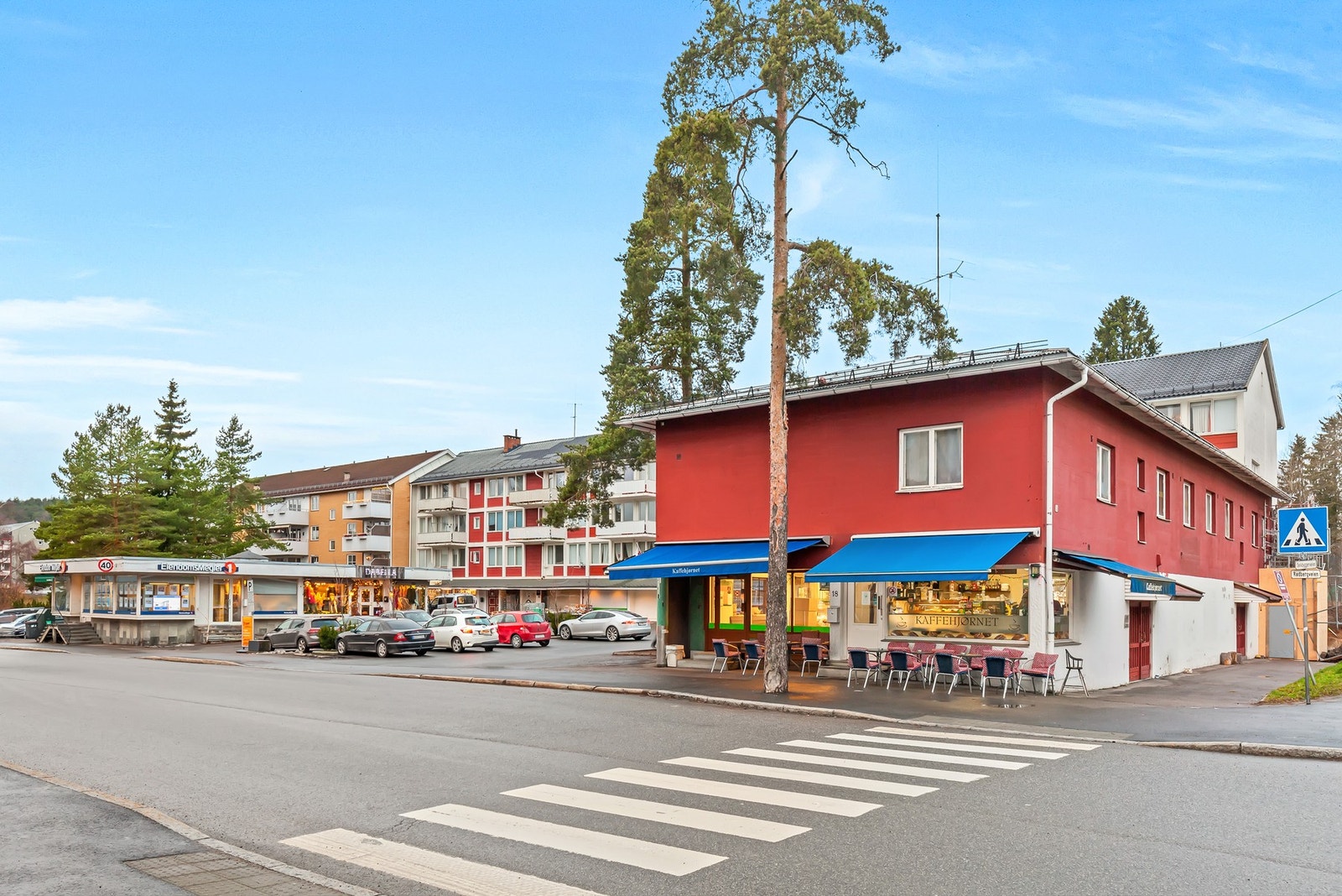 Rett over veien, finner du Tonsenhagen senter Galleribilde