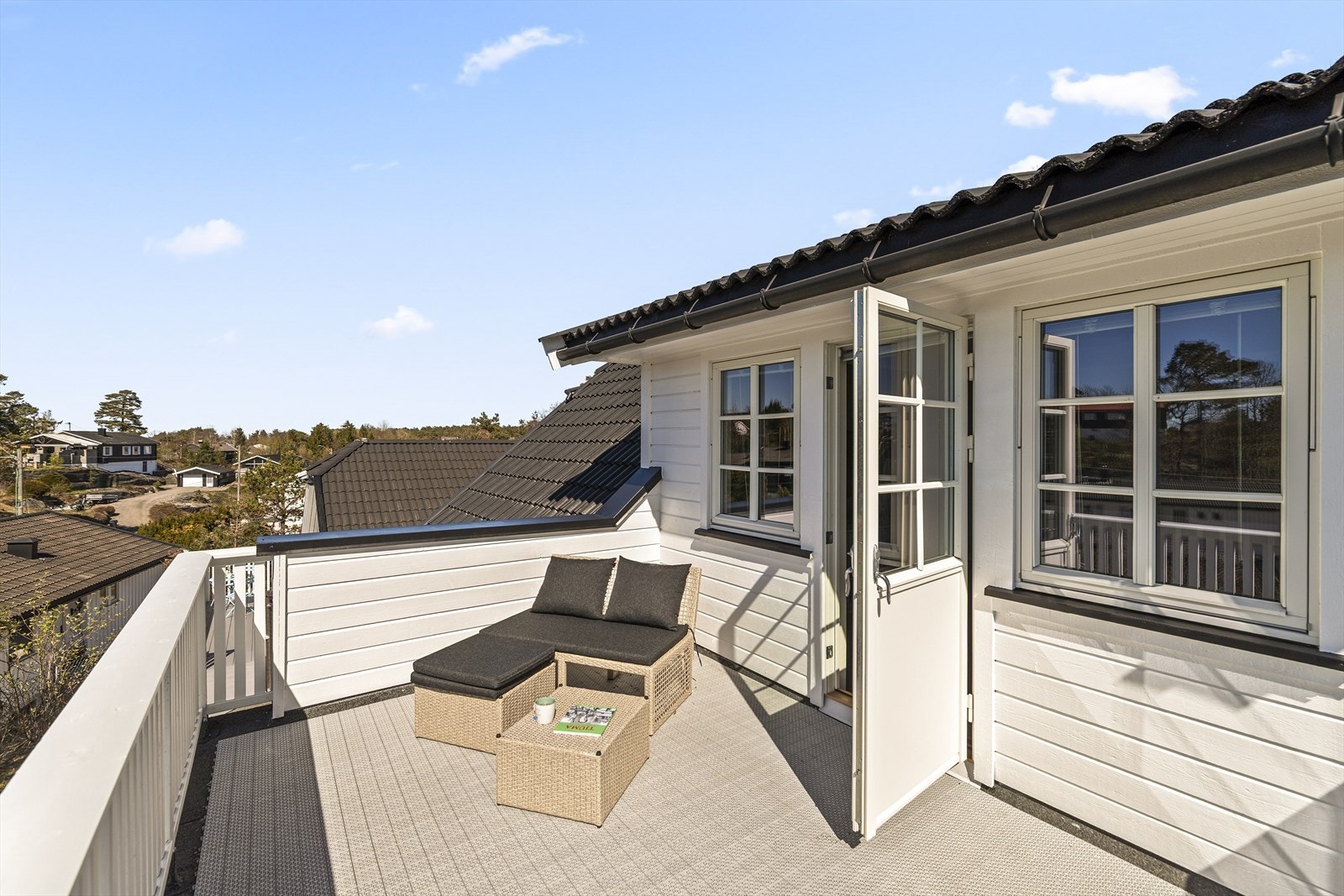 Fra stuen i 2. etasje er det direkte utgang til en nydelig terrasse. Galleribilde