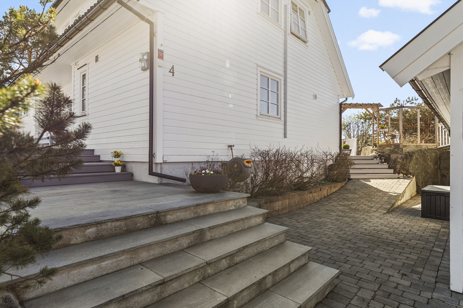 Det er installert varmekabler i trappen som gir trygg adkomst året rundt. Galleribilde