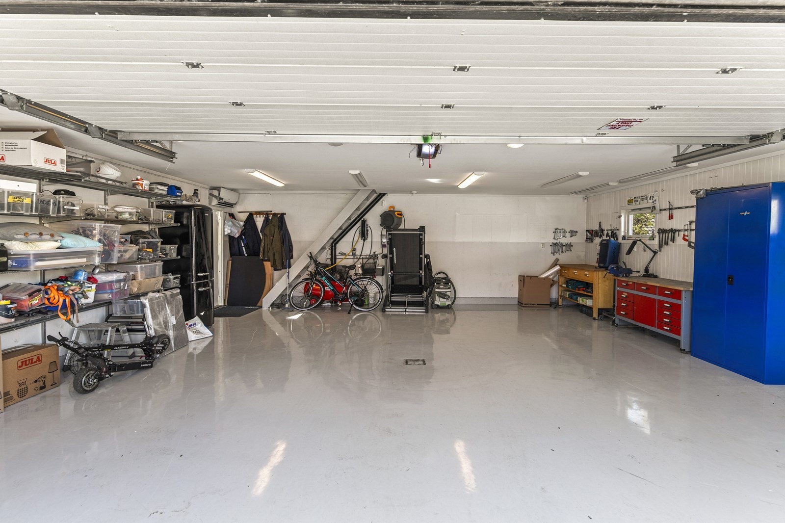 Stor, fullisolert dobbelgarasje fra 2011 med epoxygulv og installert varmepumpe Galleribilde