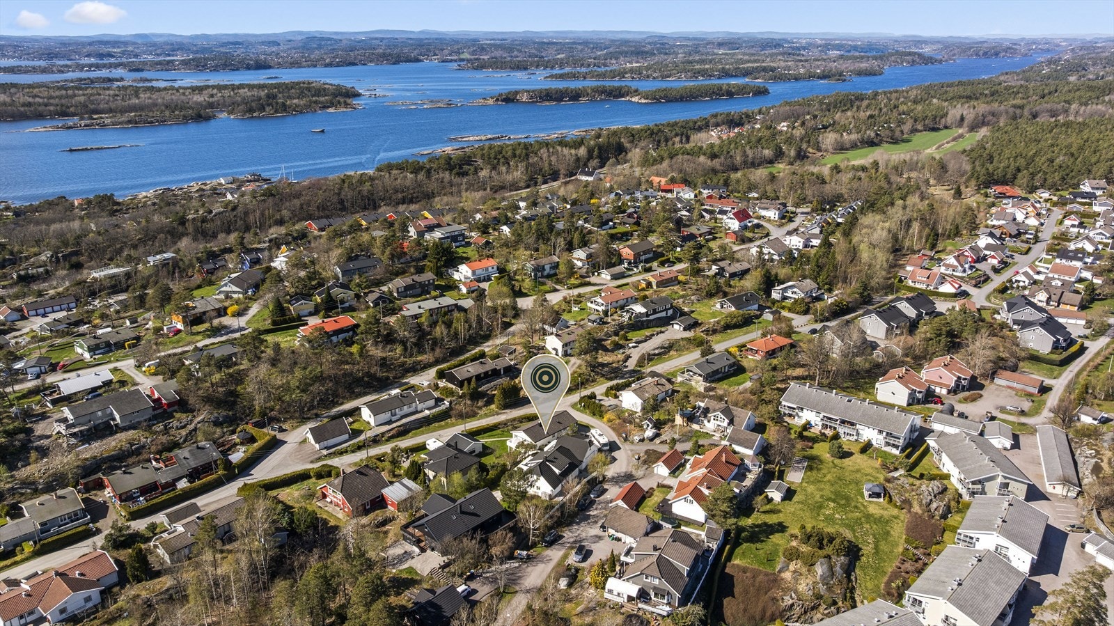 Attraktivt og rolig nærområde med nærhet til sjø og flotte turområder. Galleribilde
