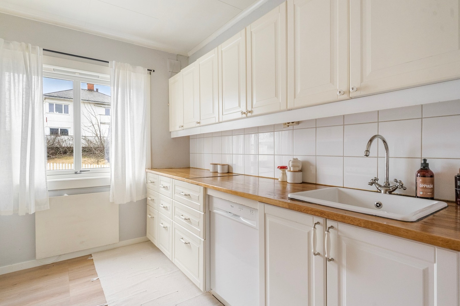 Kjøkken nr. 2 har lys innredning med profilerte fronter og heltre benkeplate. Galleribilde