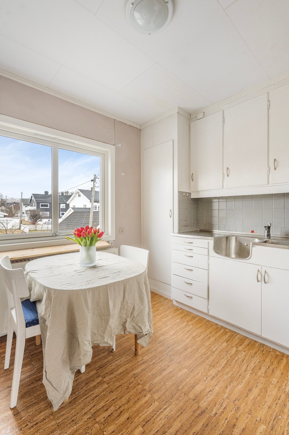 I tillegg er det plass til spisebord med stoler. Galleribilde