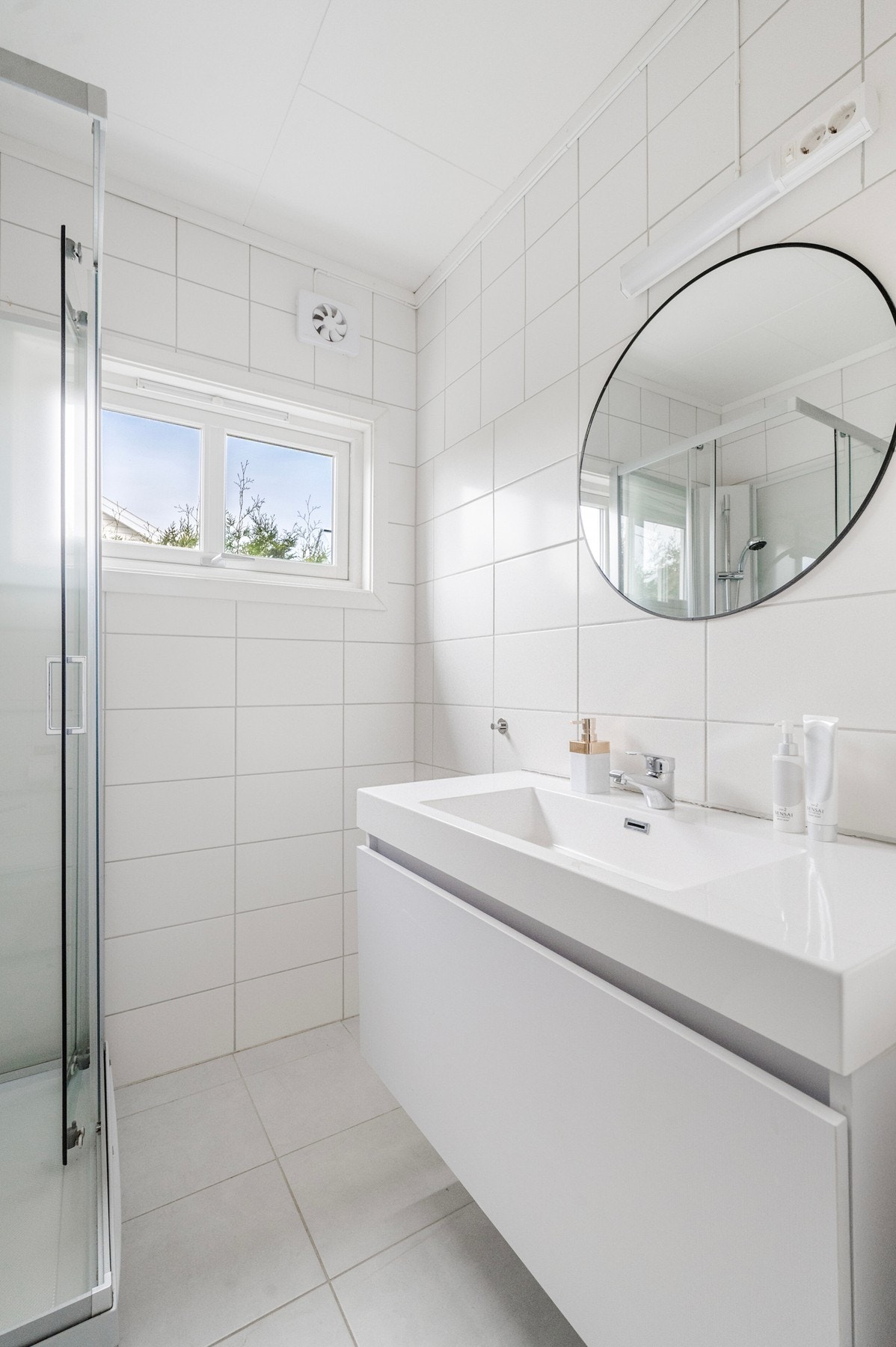 Badet er pusset opp i 2019 og er lyst og pent innredet med fliser på gulv og vegger. Galleribilde