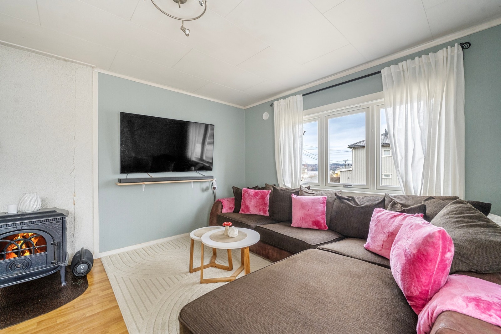 Stuen er romslig med god plass til både sofa og spisestue. Galleribilde